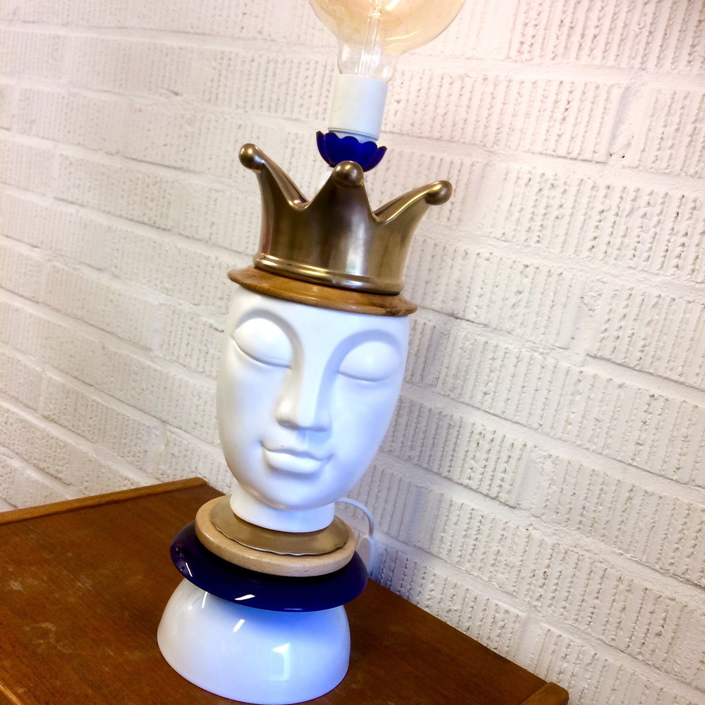 Kung För En Dag lampskulptur